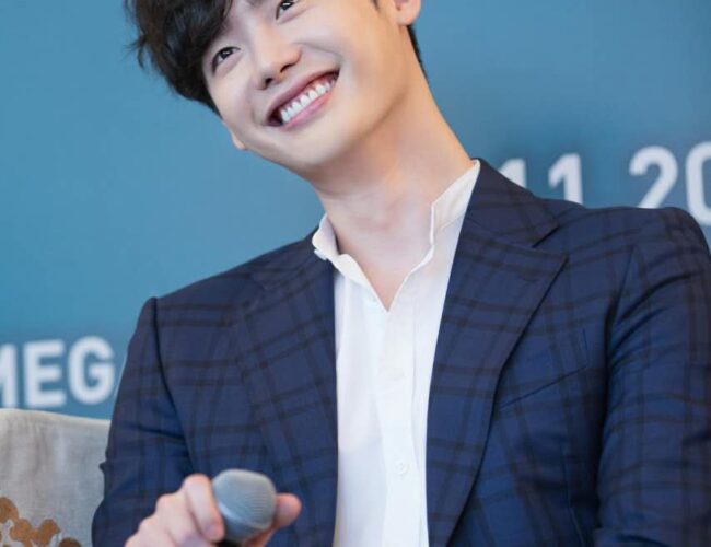 [SINGAPORE] A “VARIETY” Of Charms Greet Fans At Lee Jong Suk’s 1st Fan Meeting in Singapore!