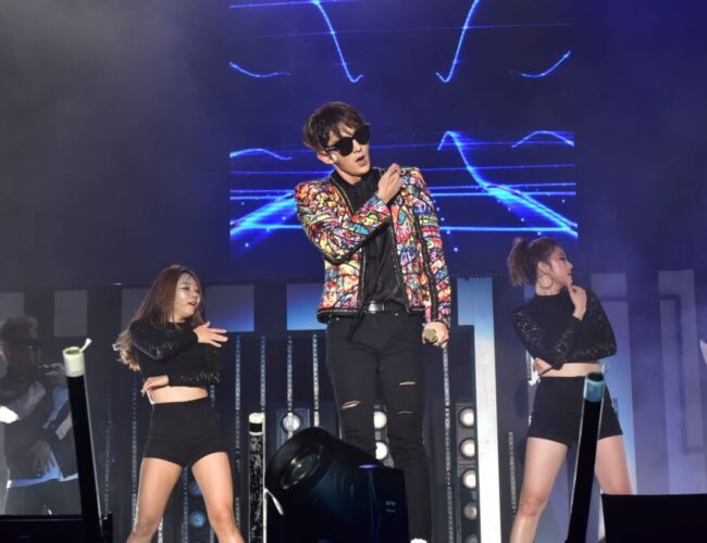 [SINGAPORE] Lee Joon Gi Surprises Crowd With Silky Vocals & Moves At ‘Thank – You’ Fan Meeting