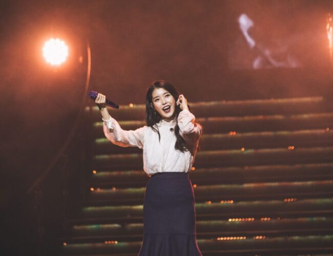 [SINGAPORE] Fans celebrate an early Christmas with IU at her 10th Anniversary Tour Concert <이지금 dlwlrma> In Singapore