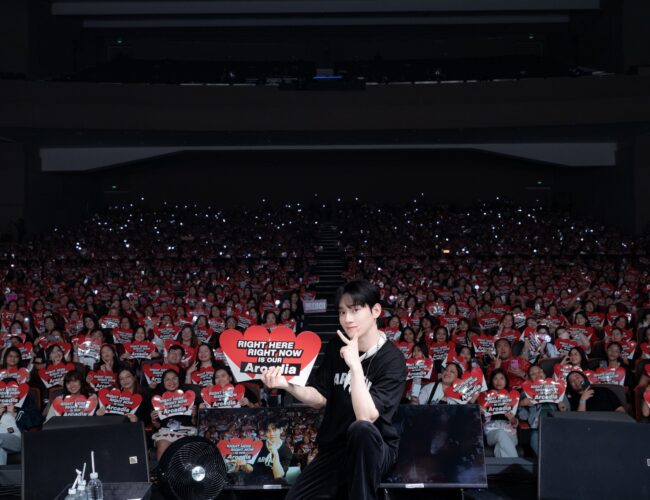 [PHILIPPINES] CHEN feels reunited with ‘long-time’ friends during ‘Arcadia’ in Manila